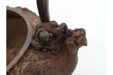 時代物　亀文堂　獣口　家屋風景図　長い歴史を刻んだ趣ある鉄瓶(湯沸、湯瓶、茶道具、茶器)(R-076993)