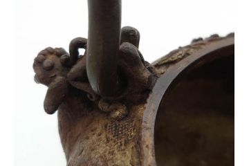 時代物　亀文堂　獣口　家屋風景図　長い歴史を刻んだ趣ある鉄瓶(湯沸、湯瓶、茶道具、茶器)(R-076993)