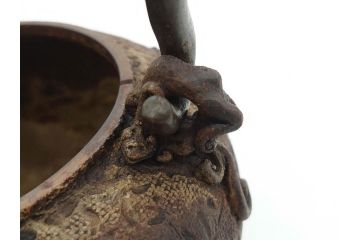時代物　亀文堂　獣口　家屋風景図　長い歴史を刻んだ趣ある鉄瓶(湯沸、湯瓶、茶道具、茶器)(R-076993)