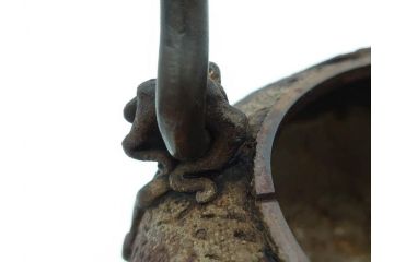時代物　亀文堂　獣口　家屋風景図　長い歴史を刻んだ趣ある鉄瓶(湯沸、湯瓶、茶道具、茶器)(R-076993)