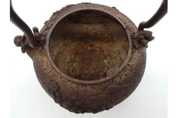 時代物　亀文堂　獣口　家屋風景図　長い歴史を刻んだ趣ある鉄瓶(湯沸、湯瓶、茶道具、茶器)(R-076993)