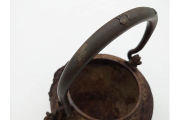 時代物　亀文堂　獣口　家屋風景図　長い歴史を刻んだ趣ある鉄瓶(湯沸、湯瓶、茶道具、茶器)(R-076993)