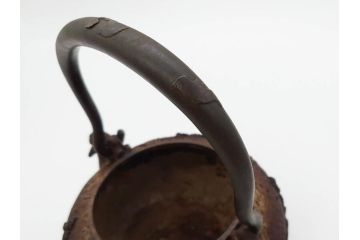 時代物　亀文堂　獣口　家屋風景図　長い歴史を刻んだ趣ある鉄瓶(湯沸、湯瓶、茶道具、茶器)(R-076993)