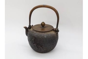 時代物　亀文堂　日本亀文　波千鳥　松竹梅　楼閣山水図　銀象嵌　使い込まれた風合いが歴史を感じる鉄瓶(湯沸、湯瓶、茶道具、茶器)(R-076994)