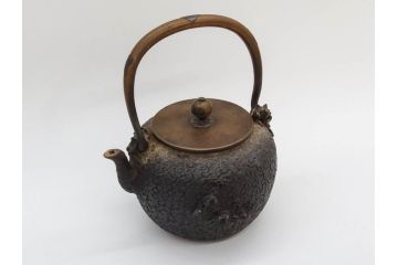 時代物　亀文堂　日本亀文　波千鳥　松竹梅　楼閣山水図　銀象嵌　使い込まれた風合いが歴史を感じる鉄瓶(湯沸、湯瓶、茶道具、茶器)(R-076994)