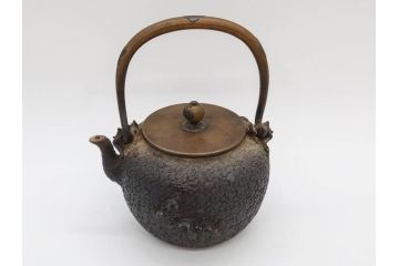 時代物　亀文堂　日本亀文　波千鳥　松竹梅　楼閣山水図　銀象嵌　使い込まれた風合いが歴史を感じる鉄瓶(湯沸、湯瓶、茶道具、茶器)(R-076994)