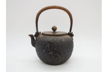 時代物　亀文堂　日本亀文　波千鳥　松竹梅　楼閣山水図　銀象嵌　使い込まれた風合いが歴史を感じる鉄瓶(湯沸、湯瓶、茶道具、茶器)(R-076994)