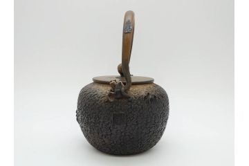 時代物　亀文堂　日本亀文　波千鳥　松竹梅　楼閣山水図　銀象嵌　使い込まれた風合いが歴史を感じる鉄瓶(湯沸、湯瓶、茶道具、茶器)(R-076994)
