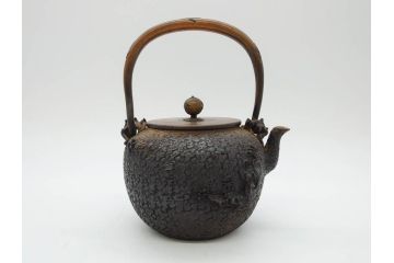 時代物　亀文堂　日本亀文　波千鳥　松竹梅　楼閣山水図　銀象嵌　使い込まれた風合いが歴史を感じる鉄瓶(湯沸、湯瓶、茶道具、茶器)(R-076994)