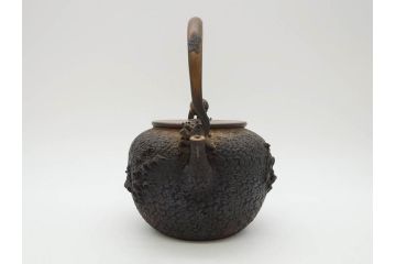 時代物　亀文堂　日本亀文　波千鳥　松竹梅　楼閣山水図　銀象嵌　使い込まれた風合いが歴史を感じる鉄瓶(湯沸、湯瓶、茶道具、茶器)(R-076994)