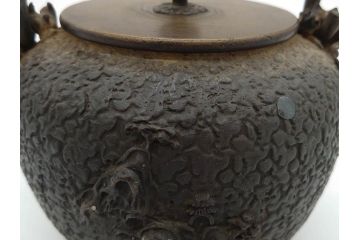時代物　亀文堂　日本亀文　波千鳥　松竹梅　楼閣山水図　銀象嵌　使い込まれた風合いが歴史を感じる鉄瓶(湯沸、湯瓶、茶道具、茶器)(R-076994)