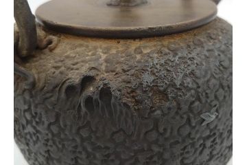 時代物　亀文堂　日本亀文　波千鳥　松竹梅　楼閣山水図　銀象嵌　使い込まれた風合いが歴史を感じる鉄瓶(湯沸、湯瓶、茶道具、茶器)(R-076994)