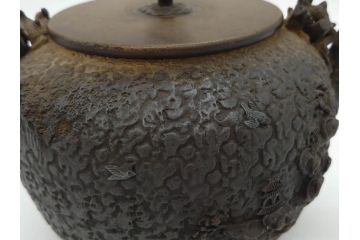 時代物　亀文堂　日本亀文　波千鳥　松竹梅　楼閣山水図　銀象嵌　使い込まれた風合いが歴史を感じる鉄瓶(湯沸、湯瓶、茶道具、茶器)(R-076994)