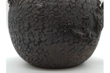 時代物　亀文堂　日本亀文　波千鳥　松竹梅　楼閣山水図　銀象嵌　使い込まれた風合いが歴史を感じる鉄瓶(湯沸、湯瓶、茶道具、茶器)(R-076994)