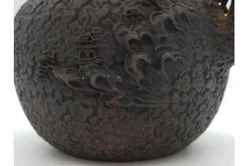 時代物　亀文堂　日本亀文　波千鳥　松竹梅　楼閣山水図　銀象嵌　使い込まれた風合いが歴史を感じる鉄瓶(湯沸、湯瓶、茶道具、茶器)(R-076994)