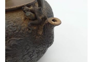 時代物　亀文堂　日本亀文　波千鳥　松竹梅　楼閣山水図　銀象嵌　使い込まれた風合いが歴史を感じる鉄瓶(湯沸、湯瓶、茶道具、茶器)(R-076994)