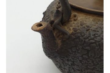 時代物　亀文堂　日本亀文　波千鳥　松竹梅　楼閣山水図　銀象嵌　使い込まれた風合いが歴史を感じる鉄瓶(湯沸、湯瓶、茶道具、茶器)(R-076994)