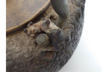 時代物　亀文堂　日本亀文　波千鳥　松竹梅　楼閣山水図　銀象嵌　使い込まれた風合いが歴史を感じる鉄瓶(湯沸、湯瓶、茶道具、茶器)(R-076994)