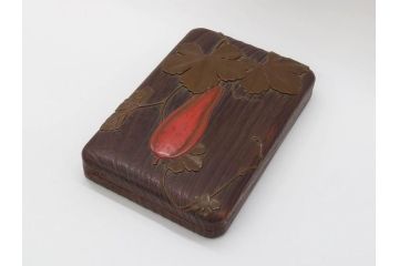 明治〜大正期　漆芸家　金城一国斎　桐製　鎌倉彫　根来塗り　糸瓜紋　高盛絵　へちまの彫りが目を引く木製の硯箱(水滴、水指し、書道具、小箱、木箱、ヘチマ)(R-076995)
