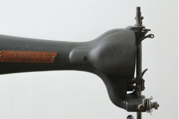 ジャンク品　和製アンティーク　中島ミシン　CIRDAR(サーダー) TF-3S　靴用　厚地専用機　腕ミシン　足踏みミシン(ミシンテーブル、ミシン台、工業用ミシン、ディスプレイ、SINGER、シンガー、18型)(R-077014)