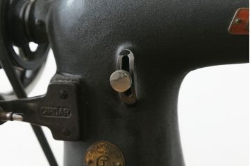 ジャンク品　和製アンティーク　中島ミシン　CIRDAR(サーダー) TF-3S　靴用　厚地専用機　腕ミシン　足踏みミシン(ミシンテーブル、ミシン台、工業用ミシン、ディスプレイ、SINGER、シンガー、18型)(R-077014)