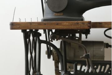 ジャンク品　和製アンティーク　中島ミシン　CIRDAR(サーダー) TF-3S　靴用　厚地専用機　腕ミシン　足踏みミシン(ミシンテーブル、ミシン台、工業用ミシン、ディスプレイ、SINGER、シンガー、18型)(R-077014)