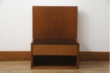 デンマークビンテージ　GETAMA(ゲタマ)　Hans J Wegner(ハンス・J・ウェグナー)　チーク材　ブラックカラーの天板ガラスが高級感を醸し出すベッドサイドテーブル(ナイトテーブル、エンドテーブル、北欧、ヴィンテージ)(R-077015)