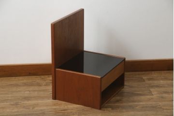 デンマークビンテージ　GETAMA(ゲタマ)　Hans J Wegner(ハンス・J・ウェグナー)　チーク材　ブラックカラーの天板ガラスが高級感を醸し出すベッドサイドテーブル(ナイトテーブル、エンドテーブル、北欧、ヴィンテージ)(R-077015)