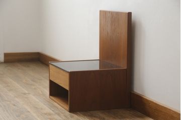 デンマークビンテージ　GETAMA(ゲタマ)　Hans J Wegner(ハンス・J・ウェグナー)　チーク材　ブラックカラーの天板ガラスが高級感を醸し出すベッドサイドテーブル(ナイトテーブル、エンドテーブル、北欧、ヴィンテージ)(R-077015)