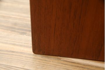 デンマークビンテージ　GETAMA(ゲタマ)　Hans J Wegner(ハンス・J・ウェグナー)　チーク材　ブラックカラーの天板ガラスが高級感を醸し出すベッドサイドテーブル(ナイトテーブル、エンドテーブル、北欧、ヴィンテージ)(R-077015)