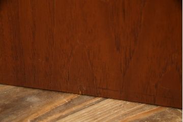 デンマークビンテージ　GETAMA(ゲタマ)　Hans J Wegner(ハンス・J・ウェグナー)　チーク材　ブラックカラーの天板ガラスが高級感を醸し出すベッドサイドテーブル(ナイトテーブル、エンドテーブル、北欧、ヴィンテージ)(R-077015)