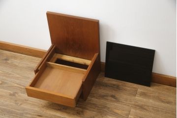 デンマークビンテージ　GETAMA(ゲタマ)　Hans J Wegner(ハンス・J・ウェグナー)　チーク材　ブラックカラーの天板ガラスが高級感を醸し出すベッドサイドテーブル(ナイトテーブル、エンドテーブル、北欧、ヴィンテージ)(R-077015)