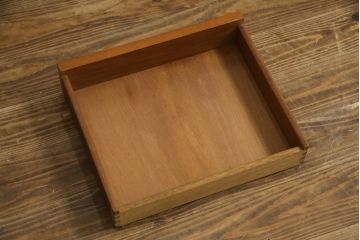 デンマークビンテージ　GETAMA(ゲタマ)　Hans J Wegner(ハンス・J・ウェグナー)　チーク材　ブラックカラーの天板ガラスが高級感を醸し出すベッドサイドテーブル(ナイトテーブル、エンドテーブル、北欧、ヴィンテージ)(R-077015)