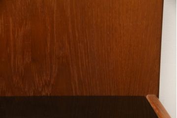 デンマークビンテージ　GETAMA(ゲタマ)　Hans J Wegner(ハンス・J・ウェグナー)　チーク材　ブラックカラーの天板ガラスが高級感を醸し出すベッドサイドテーブル(ナイトテーブル、エンドテーブル、北欧、ヴィンテージ)(R-077015)