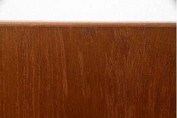 デンマークビンテージ　GETAMA(ゲタマ)　Hans J Wegner(ハンス・J・ウェグナー)　チーク材　ブラックカラーの天板ガラスが高級感を醸し出すベッドサイドテーブル(ナイトテーブル、エンドテーブル、北欧、ヴィンテージ)(R-077015)