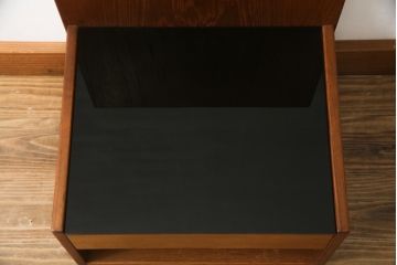 デンマークビンテージ　GETAMA(ゲタマ)　Hans J Wegner(ハンス・J・ウェグナー)　チーク材　ブラックカラーの天板ガラスが高級感を醸し出すベッドサイドテーブル(ナイトテーブル、エンドテーブル、北欧、ヴィンテージ)(R-077015)