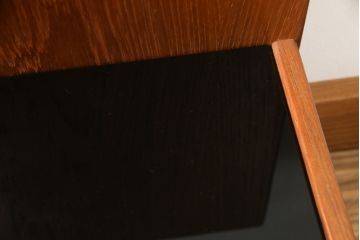 デンマークビンテージ　GETAMA(ゲタマ)　Hans J Wegner(ハンス・J・ウェグナー)　チーク材　ブラックカラーの天板ガラスが高級感を醸し出すベッドサイドテーブル(ナイトテーブル、エンドテーブル、北欧、ヴィンテージ)(R-077015)
