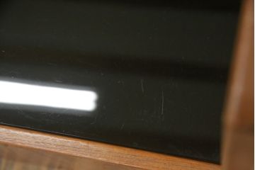 デンマークビンテージ　GETAMA(ゲタマ)　Hans J Wegner(ハンス・J・ウェグナー)　チーク材　ブラックカラーの天板ガラスが高級感を醸し出すベッドサイドテーブル(ナイトテーブル、エンドテーブル、北欧、ヴィンテージ)(R-077015)