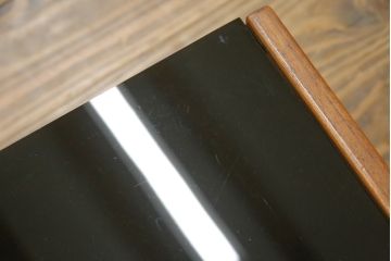 デンマークビンテージ　GETAMA(ゲタマ)　Hans J Wegner(ハンス・J・ウェグナー)　チーク材　ブラックカラーの天板ガラスが高級感を醸し出すベッドサイドテーブル(ナイトテーブル、エンドテーブル、北欧、ヴィンテージ)(R-077015)