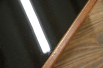 デンマークビンテージ　GETAMA(ゲタマ)　Hans J Wegner(ハンス・J・ウェグナー)　チーク材　ブラックカラーの天板ガラスが高級感を醸し出すベッドサイドテーブル(ナイトテーブル、エンドテーブル、北欧、ヴィンテージ)(R-077015)