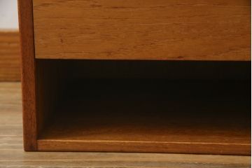 デンマークビンテージ　GETAMA(ゲタマ)　Hans J Wegner(ハンス・J・ウェグナー)　チーク材　ブラックカラーの天板ガラスが高級感を醸し出すベッドサイドテーブル(ナイトテーブル、エンドテーブル、北欧、ヴィンテージ)(R-077015)