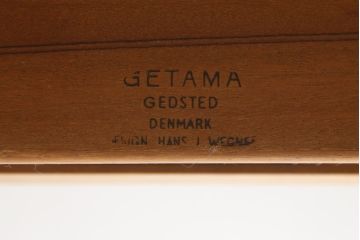 デンマークビンテージ　GETAMA(ゲタマ)　Hans J Wegner(ハンス・J・ウェグナー)　チーク材　ブラックカラーの天板ガラスが高級感を醸し出すベッドサイドテーブル(ナイトテーブル、エンドテーブル、北欧、ヴィンテージ)(R-077015)