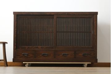 中古　美品　国産民芸家具　タモ材　上質な和の空間づくりにおすすめの水屋箪笥サイドボード(サイドキャビネット、収納棚、戸棚、食器棚、茶箪笥)(R-077016)