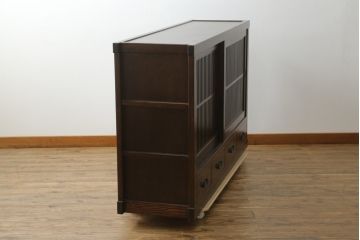 中古　美品　国産民芸家具　タモ材　上質な和の空間づくりにおすすめの水屋箪笥サイドボード(サイドキャビネット、収納棚、戸棚、食器棚、茶箪笥)(R-077016)