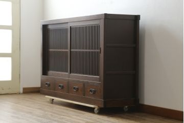 中古　美品　国産民芸家具　タモ材　上質な和の空間づくりにおすすめの水屋箪笥サイドボード(サイドキャビネット、収納棚、戸棚、食器棚、茶箪笥)(R-077016)