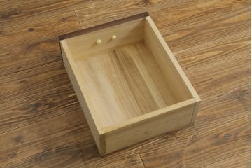 中古　美品　国産民芸家具　タモ材　上質な和の空間づくりにおすすめの水屋箪笥サイドボード(サイドキャビネット、収納棚、戸棚、食器棚、茶箪笥)(R-077016)