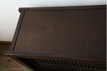 中古　美品　国産民芸家具　タモ材　上質な和の空間づくりにおすすめの水屋箪笥サイドボード(サイドキャビネット、収納棚、戸棚、食器棚、茶箪笥)(R-077016)