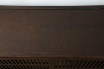 中古　美品　国産民芸家具　タモ材　上質な和の空間づくりにおすすめの水屋箪笥サイドボード(サイドキャビネット、収納棚、戸棚、食器棚、茶箪笥)(R-077016)