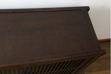 中古　美品　国産民芸家具　タモ材　上質な和の空間づくりにおすすめの水屋箪笥サイドボード(サイドキャビネット、収納棚、戸棚、食器棚、茶箪笥)(R-077016)