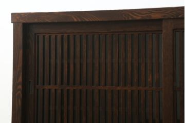 中古　美品　国産民芸家具　タモ材　上質な和の空間づくりにおすすめの水屋箪笥サイドボード(サイドキャビネット、収納棚、戸棚、食器棚、茶箪笥)(R-077016)